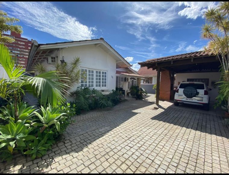 Casa no Bairro Anita Garibaldi em Joinville com 4 Dormitórios (1 suíte) - KR321