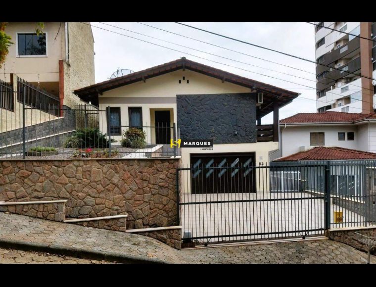 Casa no Bairro Anita Garibaldi em Joinville com 3 Dormitórios (1 suíte) e 246 m² - 583