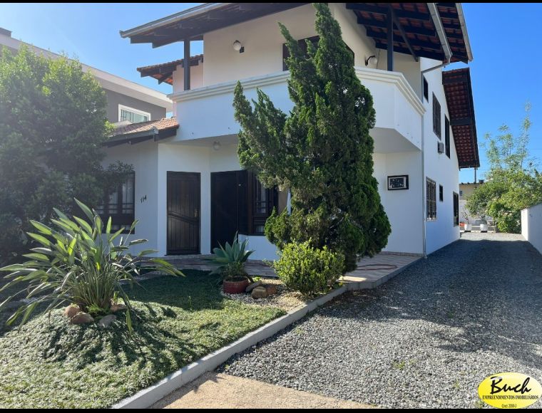 Casa no Bairro Anita Garibaldi em Joinville com 4 Dormitórios (1 suíte) e 300 m² - BU54228V