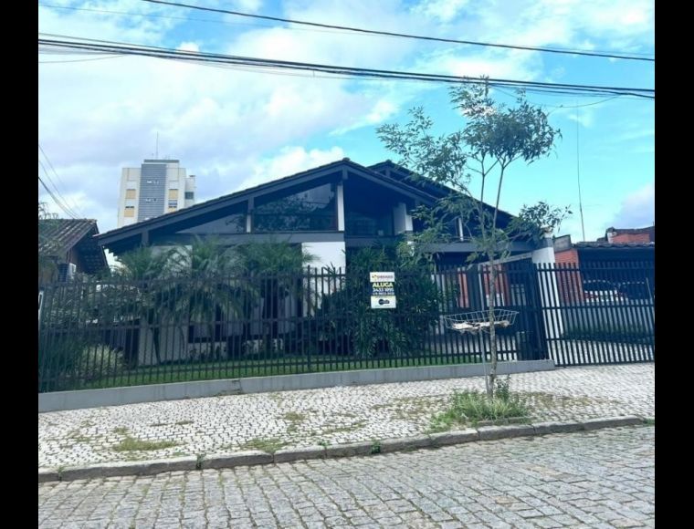 Casa no Bairro Anita Garibaldi em Joinville com 3 Dormitórios (1 suíte) e 305 m² - LR05