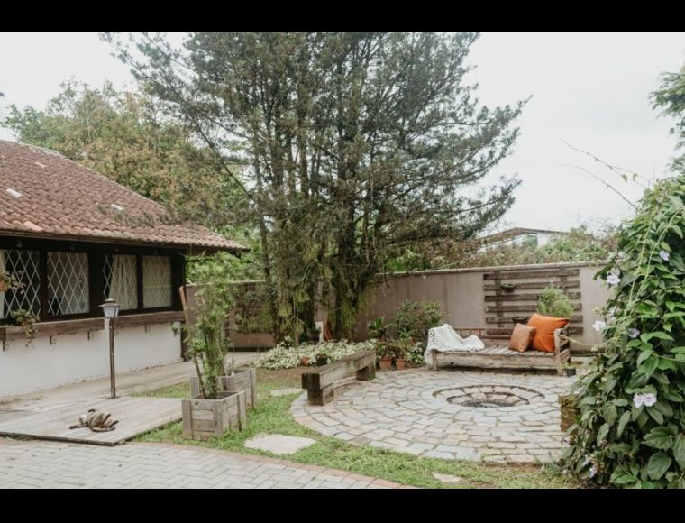Casa no Bairro Anita Garibaldi em Joinville com 3 Dormitórios (1 suíte) e 187 m² - SR002