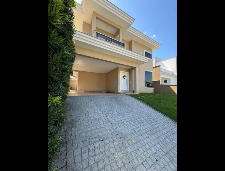 Casa no Bairro Anita Garibaldi em Joinville com 3 Dormitórios (1 suíte) e 230 m² - SR071