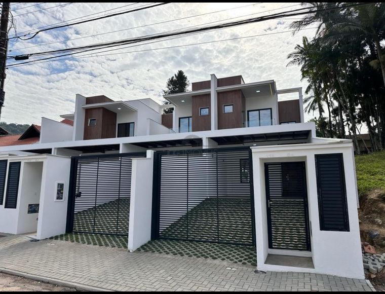 Casa no Bairro Atiradores em Joinville com 3 Dormitórios (3 suítes) - LG8584