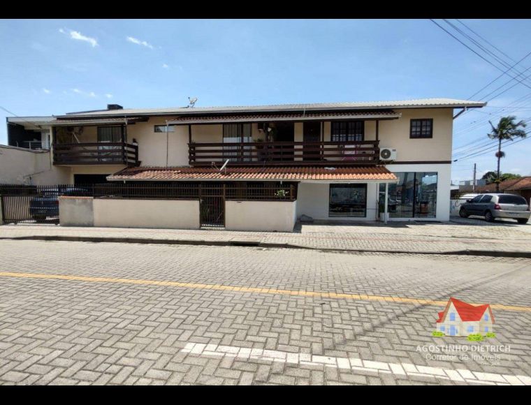 Casa no Bairro Aventureiro em Joinville com 3 Dormitórios (1 suíte) e 350 m² - SO0068