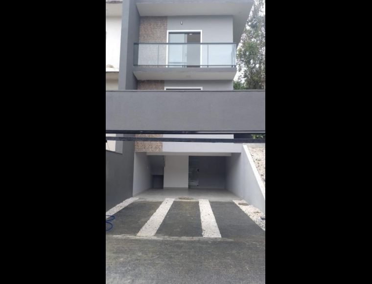 Casa no Bairro Boa Vista em Joinville com 3 Dormitórios (1 suíte) - KR231