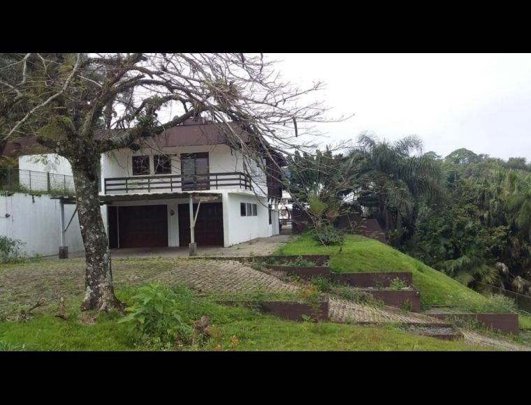 Casa no Bairro Bom Retiro em Joinville com 4 Dormitórios (2 suítes) - KR333