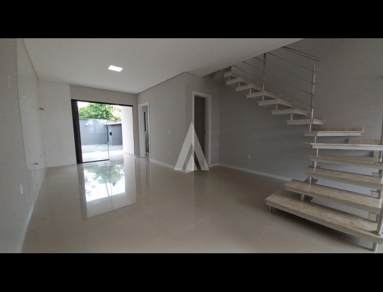 Casa no Bairro Bom Retiro em Joinville com 2 Dormitórios (1 suíte) - 25579A