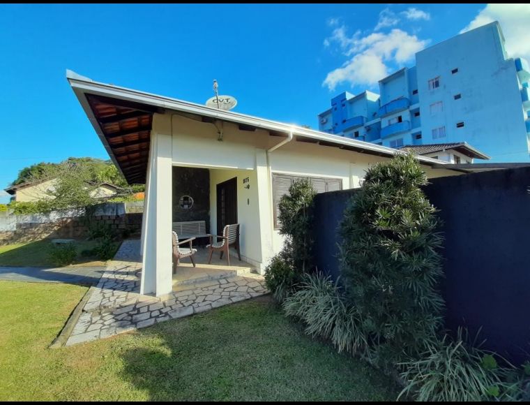 Casa no Bairro Bom Retiro em Joinville com 3 Dormitórios (1 suíte) - KR937