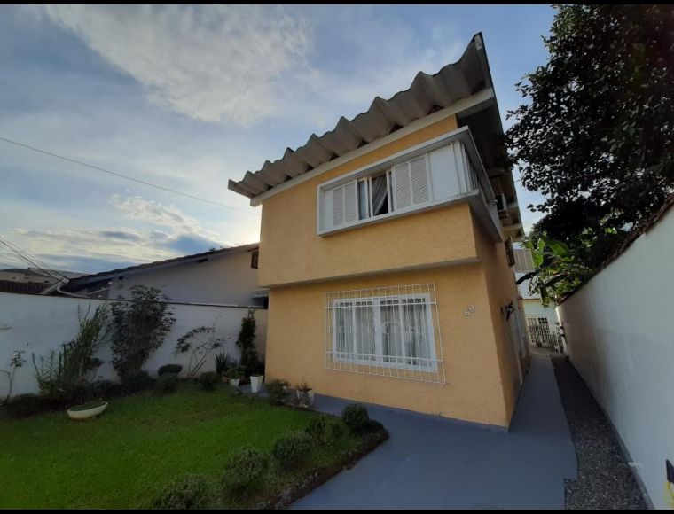 Casa no Bairro Bucarein em Joinville com 4 Dormitórios (1 suíte) e 126 m² - KR047