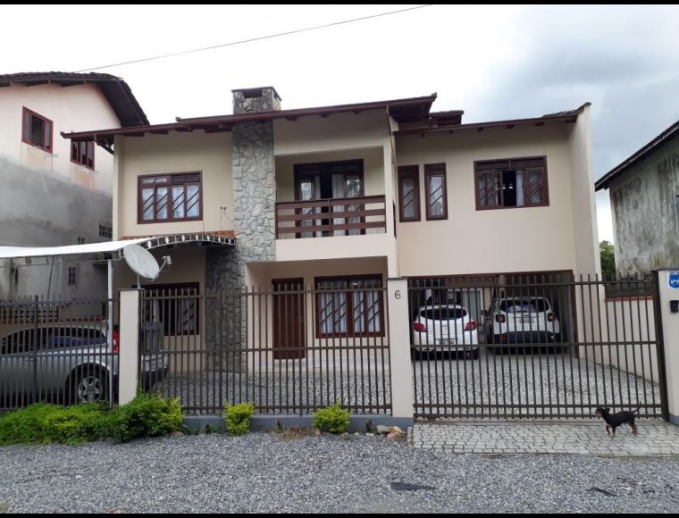 Casa no Bairro Bucarein em Joinville com 4 Dormitórios (2 suítes) - KR913
