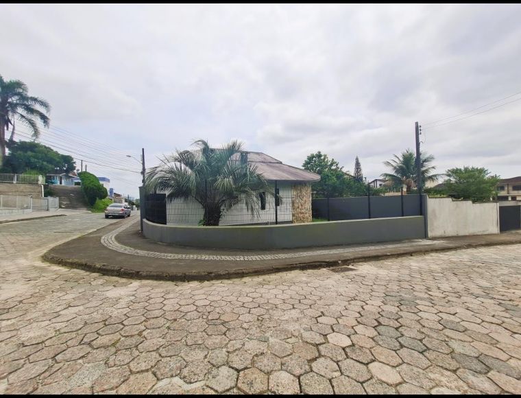 Casa no Bairro Costa e Silva em Joinville com 4 Dormitórios (2 suítes) - LG9105