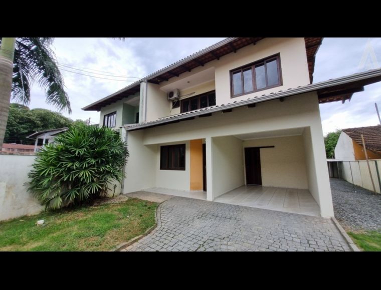 Casa no Bairro Costa e Silva em Joinville com 3 Dormitórios (1 suíte) e 132 m² - 04898.001