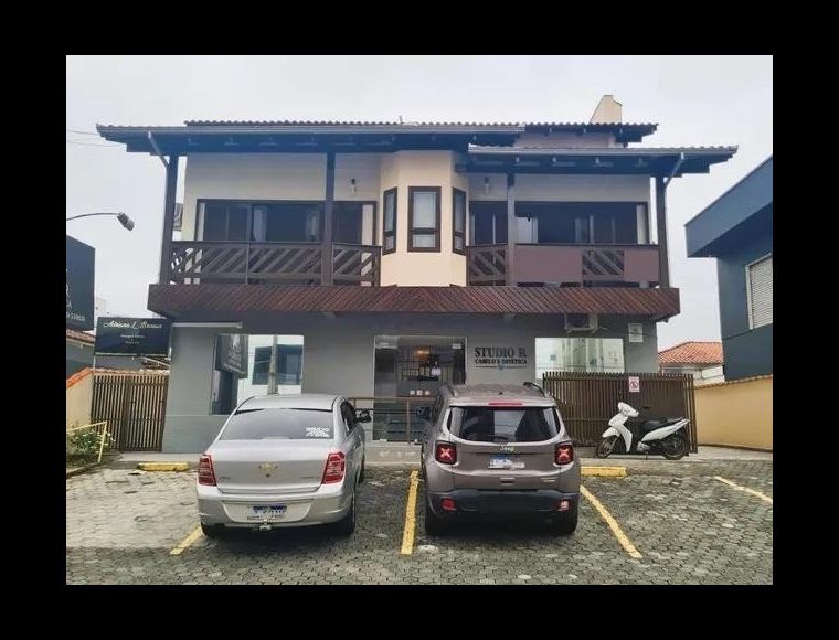 Casa no Bairro Costa e Silva em Joinville com 3 Dormitórios (1 suíte) - KR463