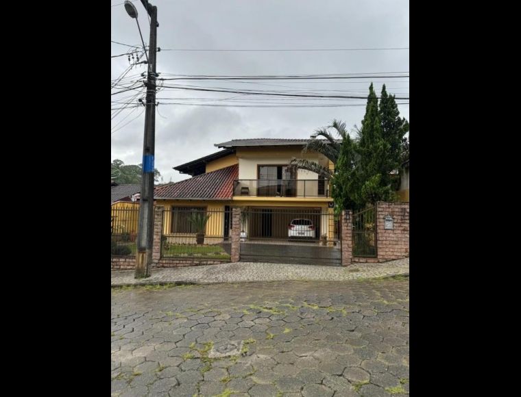 Casa no Bairro Costa e Silva em Joinville com 3 Dormitórios (1 suíte) e 340 m² - SR085