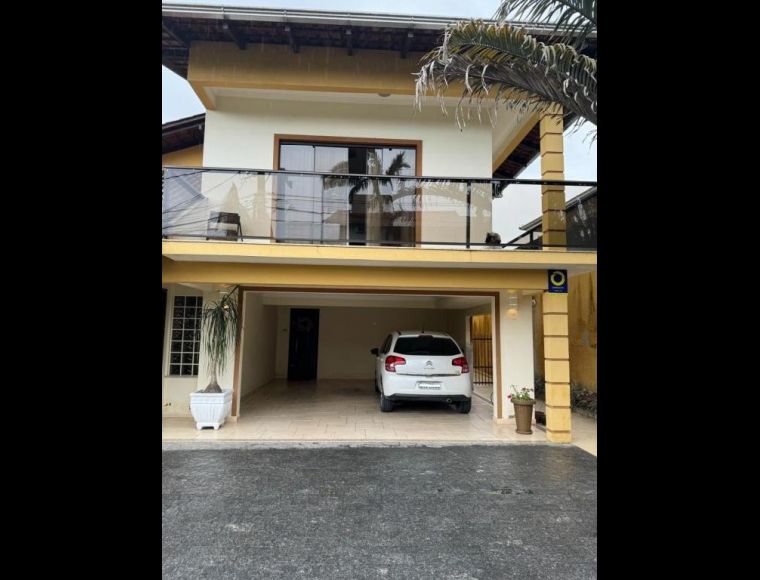 Casa no Bairro Costa e Silva em Joinville com 3 Dormitórios (1 suíte) e 340 m² - SR085