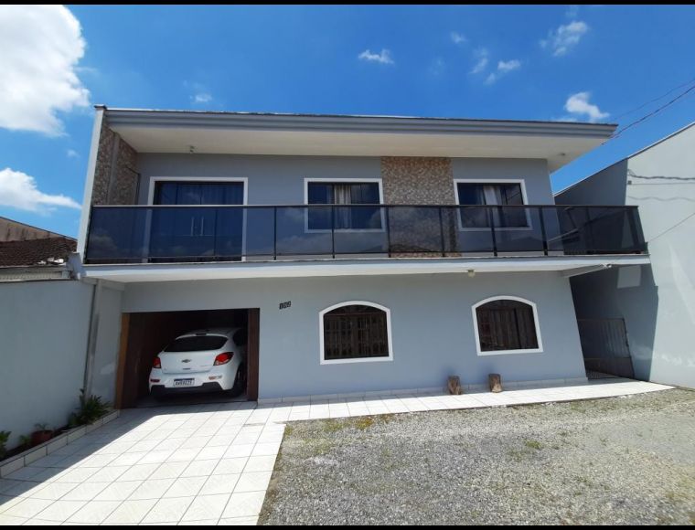 Casa no Bairro Fátima em Joinville com 3 Dormitórios (1 suíte) - KR379