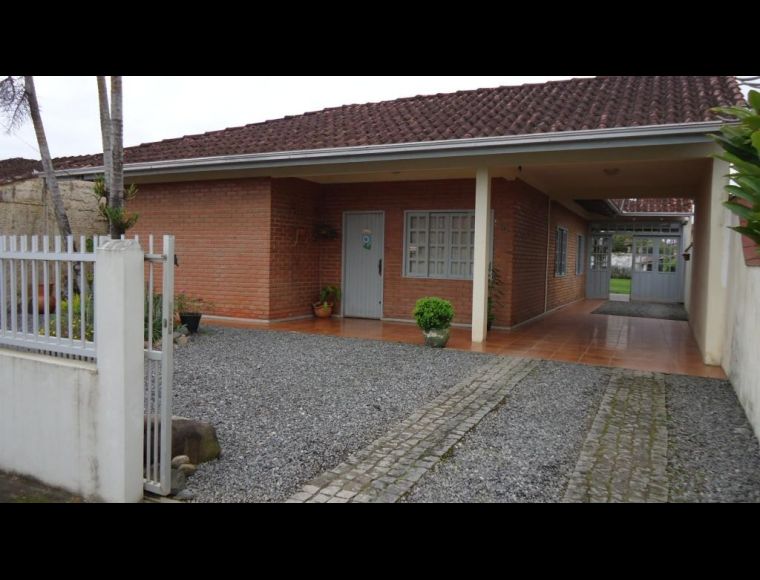 Casa no Bairro Fátima em Joinville com 3 Dormitórios (1 suíte) e 157 m² - SR075