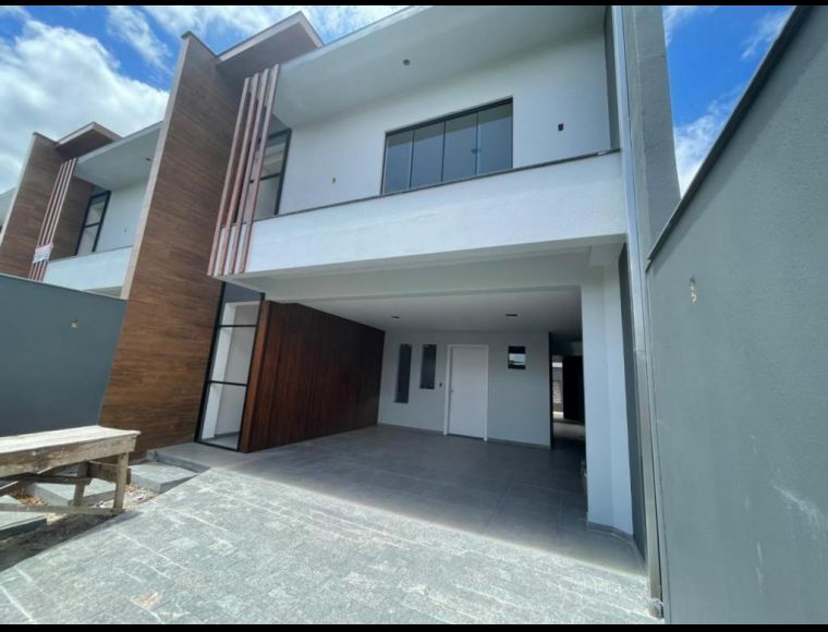 Casa no Bairro Floresta em Joinville com 5 Dormitórios (1 suíte) - KR132