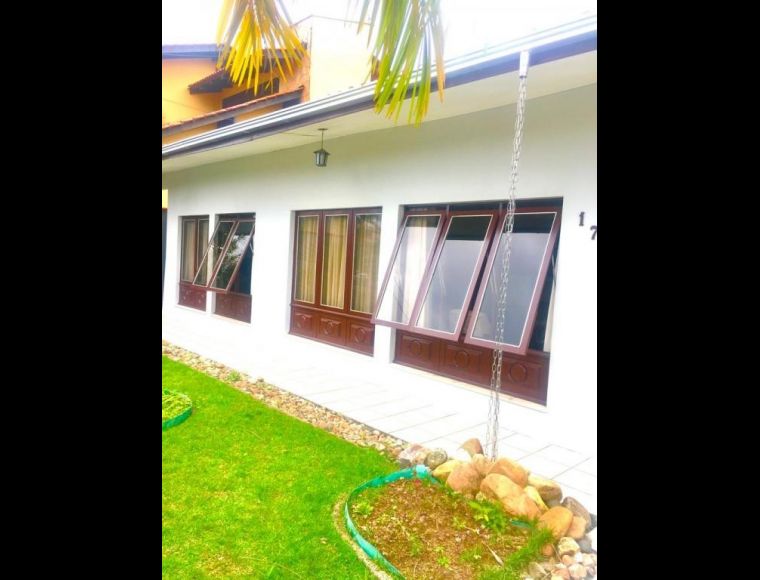 Casa no Bairro Glória em Joinville com 4 Dormitórios (1 suíte) - KR636