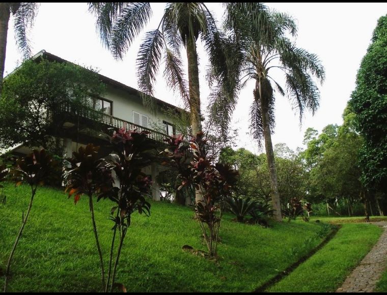 Casa no Bairro Glória em Joinville com 3 Dormitórios (1 suíte) - LG9206