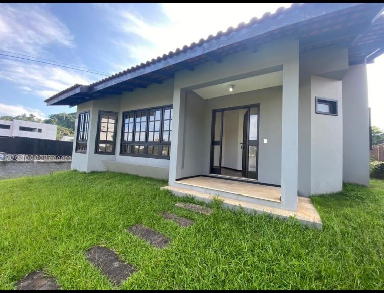 Casa no Bairro Glória em Joinville com 3 Dormitórios (1 suíte) - KR271