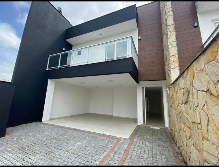 Casa no Bairro Glória em Joinville com 3 Dormitórios (3 suítes) e 179 m² - KR476