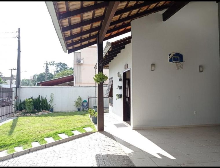 Casa no Bairro Glória em Joinville com 4 Dormitórios (1 suíte) e 216 m² - KR473