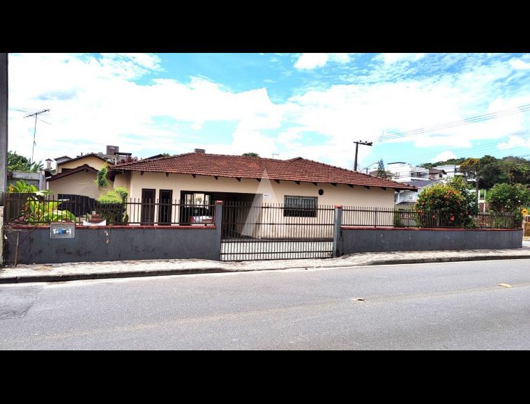 Casa no Bairro Glória em Joinville com 4 Dormitórios (1 suíte) - 26200N