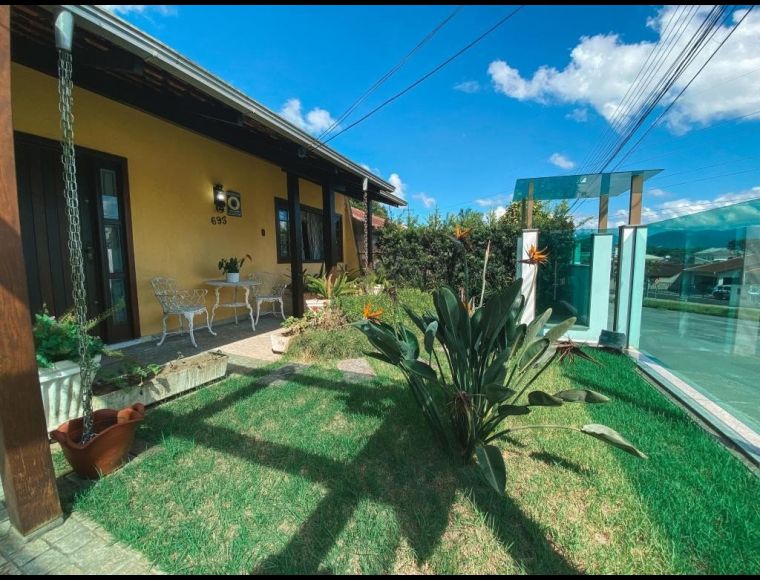 Casa no Bairro Glória em Joinville com 3 Dormitórios (1 suíte) - LG9295