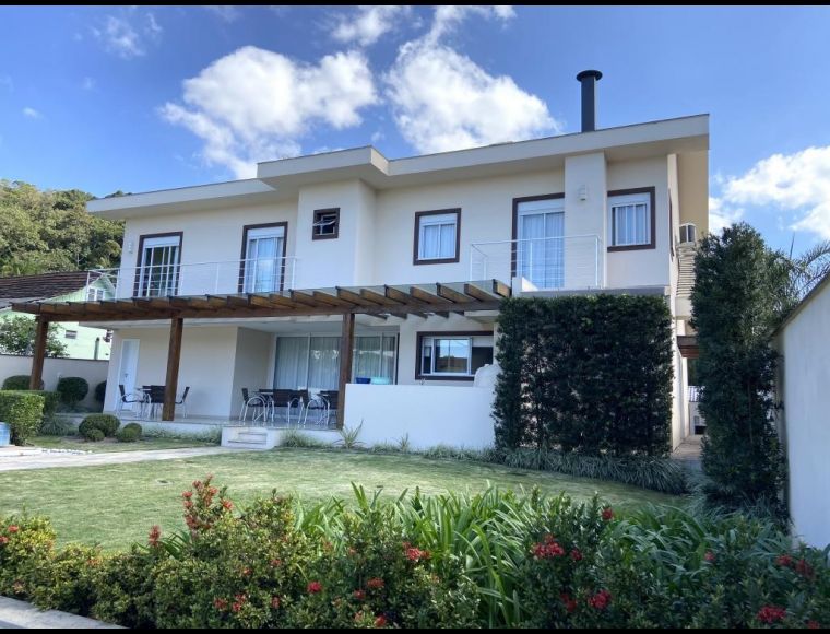 Casa no Bairro Glória em Joinville com 4 Dormitórios (2 suítes) - KR961