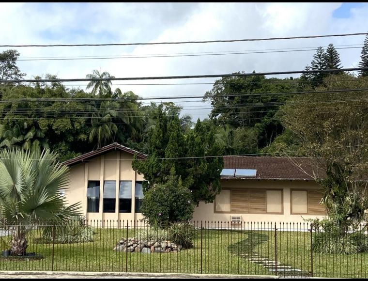 Casa no Bairro Glória em Joinville com 4 Dormitórios (1 suíte) - KR171