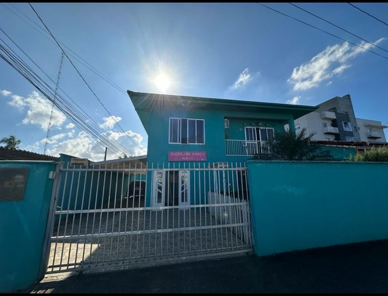 Casa no Bairro Guanabara em Joinville com 6 Dormitórios (2 suítes) - LG8806