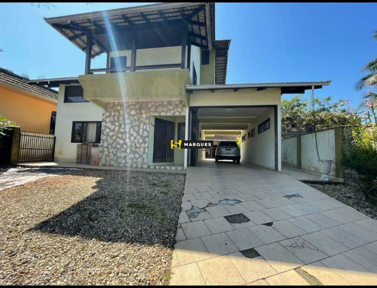 Casa no Bairro Guanabara em Joinville com 3 Dormitórios (1 suíte) e 270 m² - 678