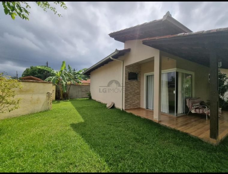 Casa no Bairro Guanabara em Joinville com 3 Dormitórios (1 suíte) - LG2201