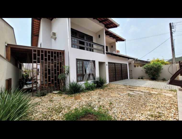Casa no Bairro Guanabara em Joinville com 3 Dormitórios (1 suíte) - 25621A