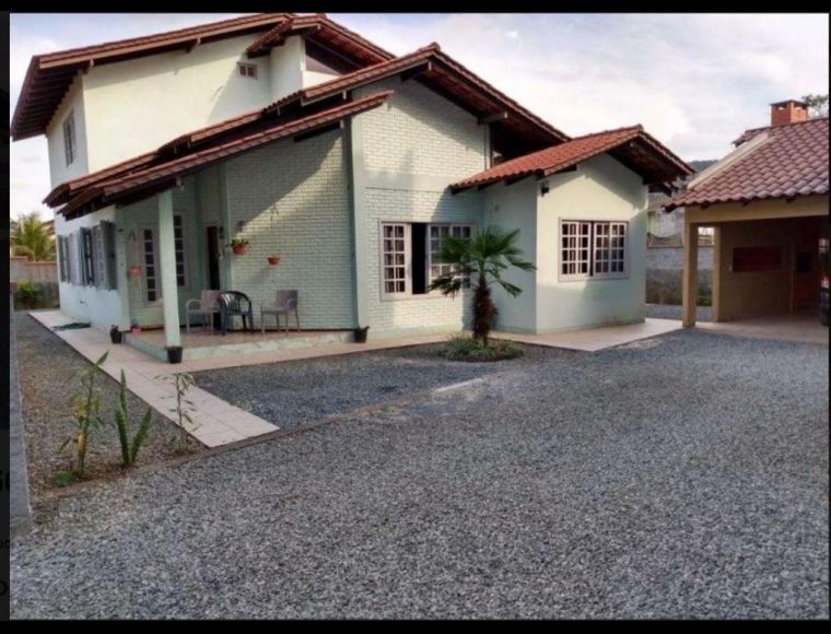 Casa no Bairro Iririú em Joinville com 3 Dormitórios (1 suíte) - KR274