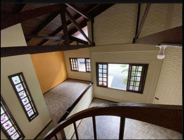 Casa no Bairro Iririú em Joinville com 3 Dormitórios (1 suíte) - KR274