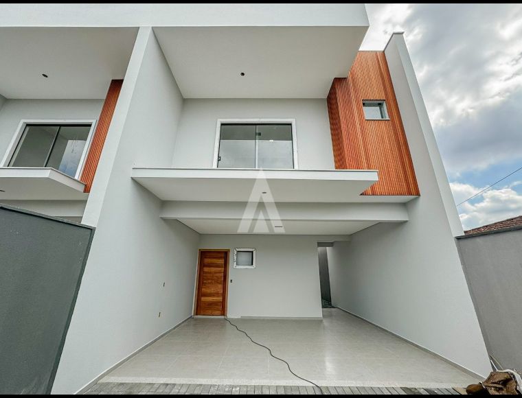 Casa no Bairro Iririú em Joinville com 1 Dormitórios (2 suítes) - 25943N