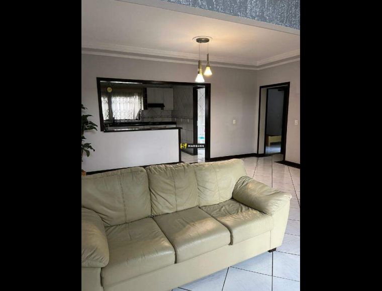 Casa no Bairro Iririú em Joinville com 3 Dormitórios (1 suíte) e 200 m² - 683