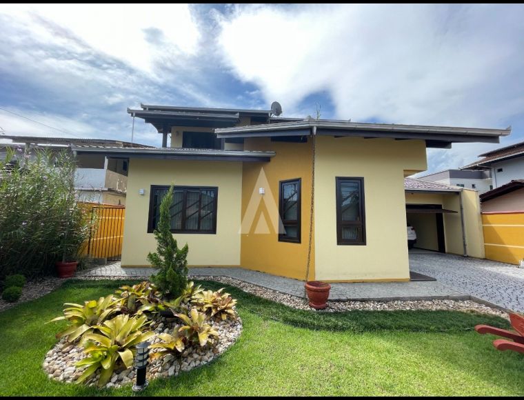 Casa no Bairro Iririú em Joinville com 3 Dormitórios (1 suíte) - 24523A