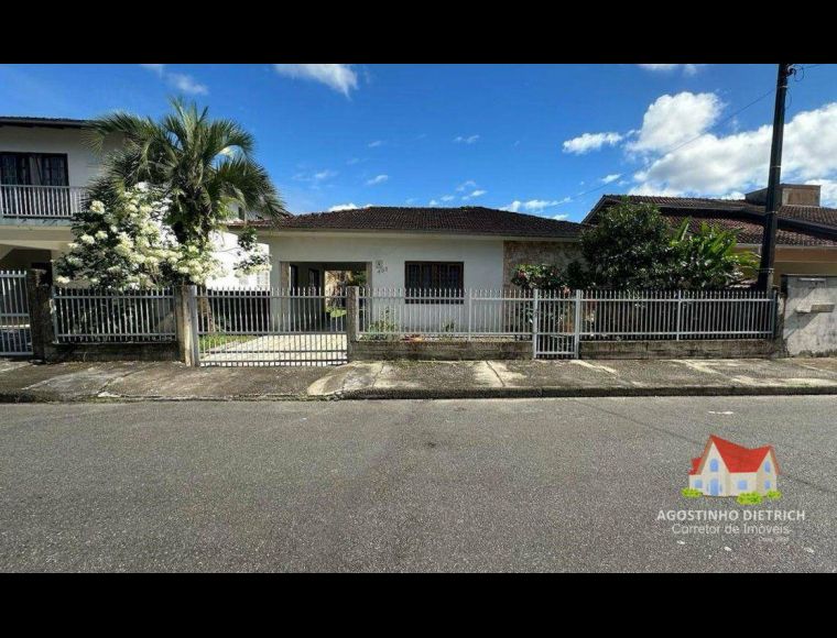 Casa no Bairro Iririú em Joinville com 3 Dormitórios (1 suíte) e 130 m² - CA0538
