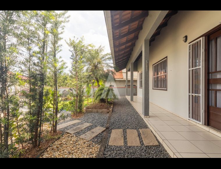 Casa no Bairro Iririú em Joinville com 3 Dormitórios - 27516N