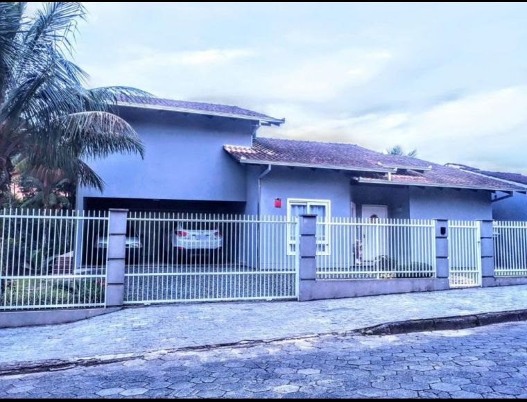 Casa no Bairro Itaum em Joinville com 3 Dormitórios (1 suíte) - KR475