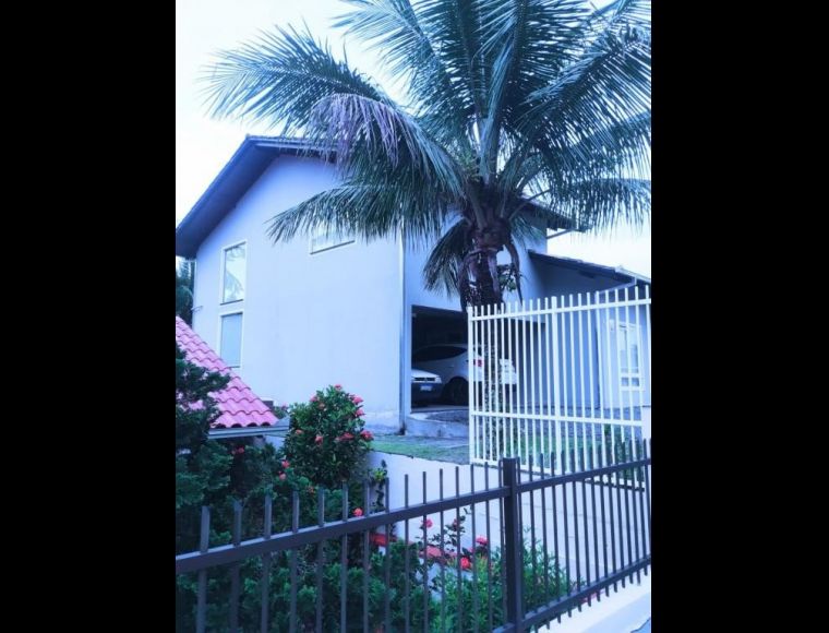Casa no Bairro Itaum em Joinville com 3 Dormitórios (1 suíte) - KR475