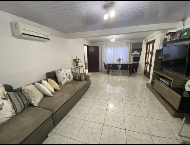 Casa no Bairro Jardim Iririú em Joinville com 3 Dormitórios (1 suíte) - 23651