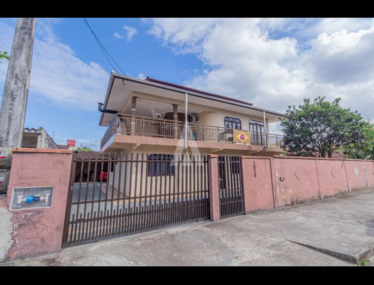 Casa no Bairro Jardim Iririú em Joinville com 4 Dormitórios (1 suíte) - 24387