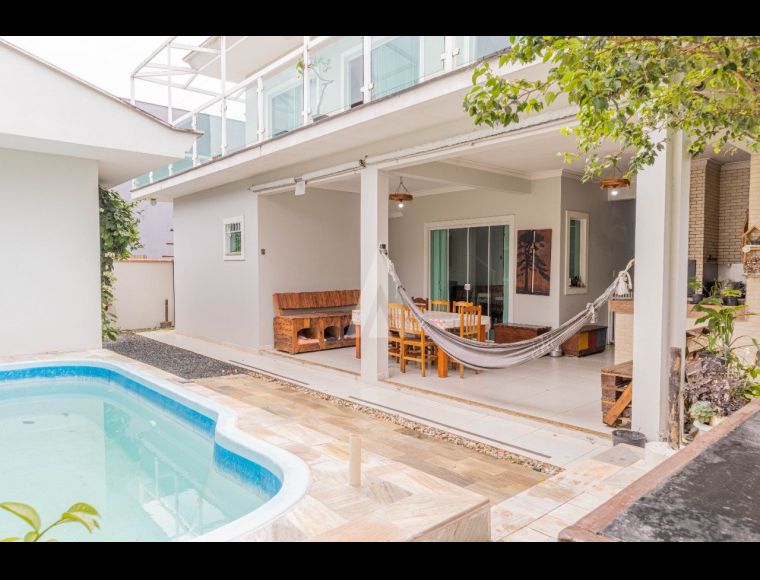 Casa no Bairro Jardim Iririú em Joinville com 2 Dormitórios (1 suíte) - 24227A