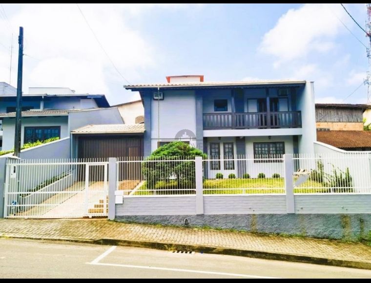 Casa no Bairro Petrópolis em Joinville com 4 Dormitórios (3 suítes) - LG9287