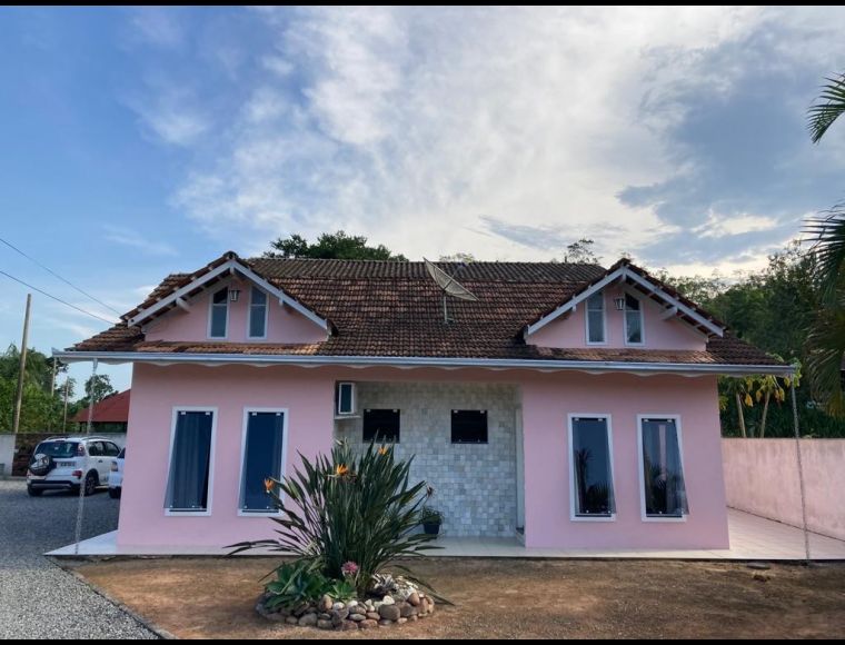 Casa no Bairro Petrópolis em Joinville com 3 Dormitórios (1 suíte) e 211 m² - SR031