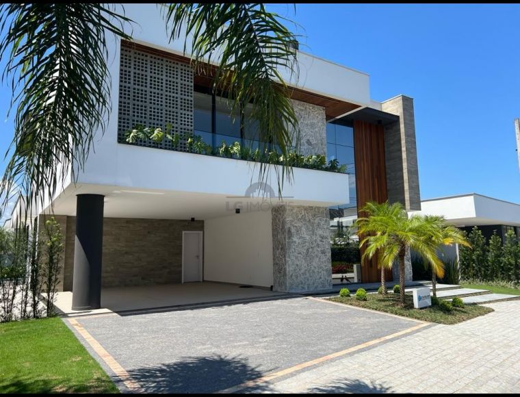 Casa no Bairro Pirabeiraba em Joinville com 4 Dormitórios (4 suítes) - LG9008